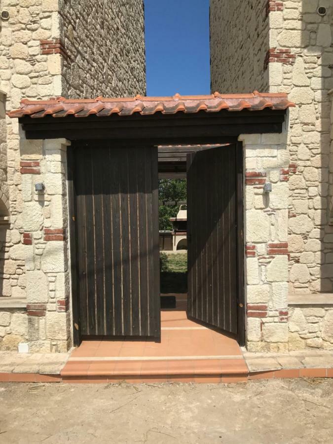 Daire Stone House In